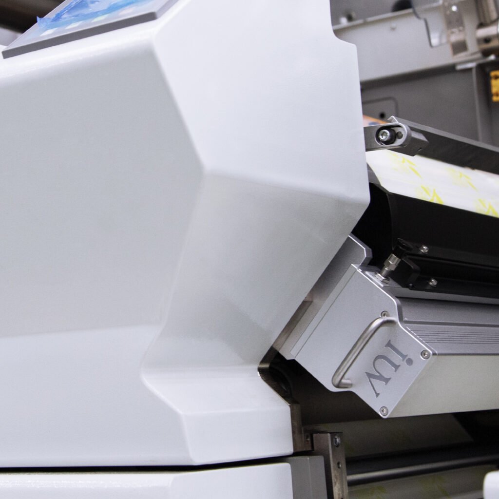 Wąskowstęgowy druk a system utwardzania LED – perfekcyjna synergia technologii