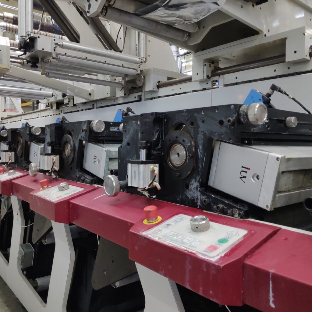 Druk fleksograficzny LED UV a tradycyjne systemy rtęciowe – porównanie wydajności i kosztów