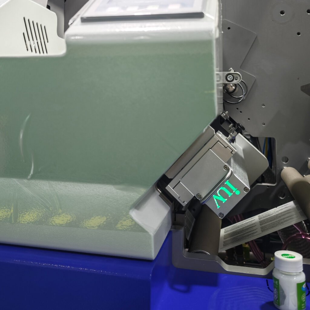 Systemy utwardzania UV w druku fleksograficznym – lepsza przyczepność farb i trwałość nadruku