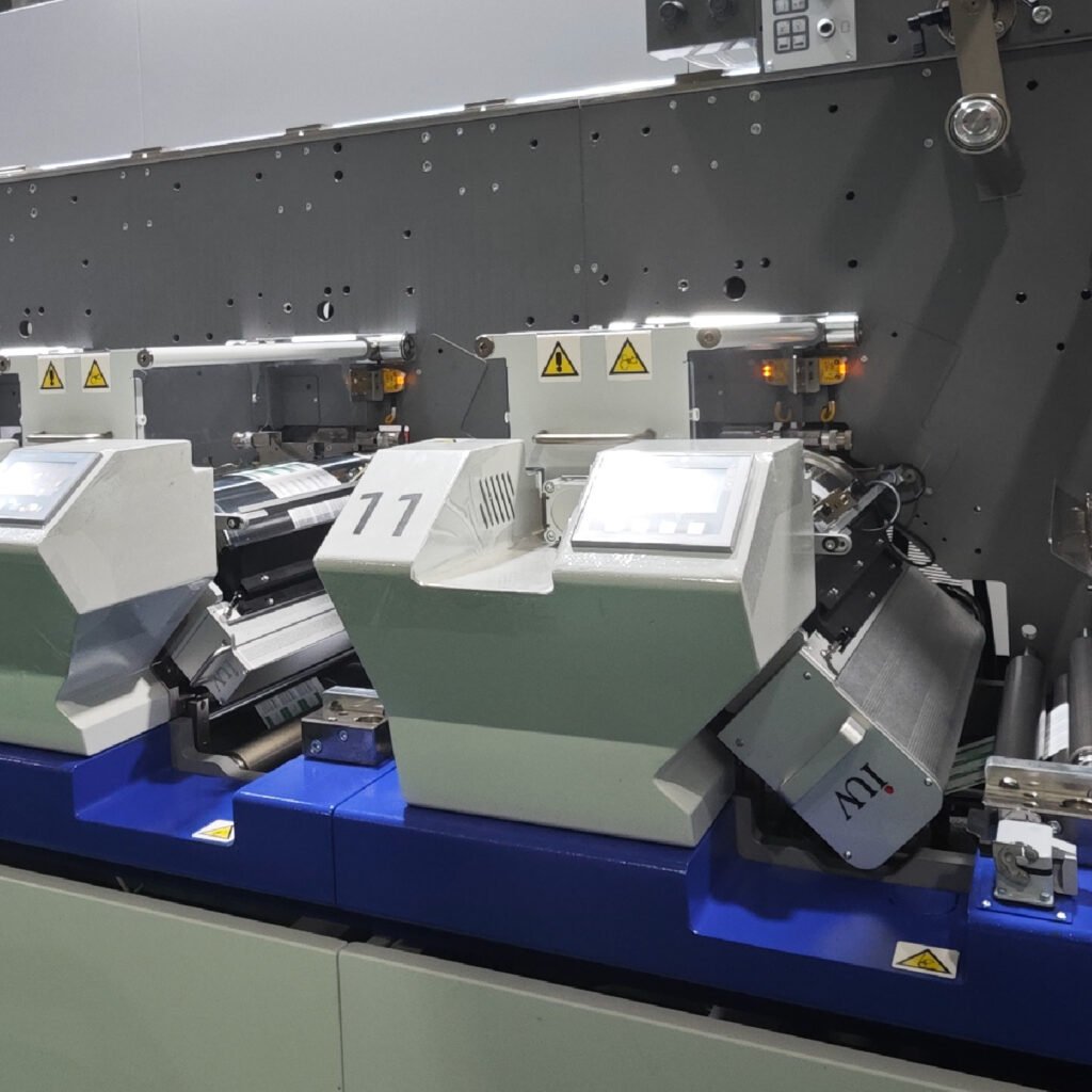 Zalety systemów UV w druku fleksograficznym – wyższa wydajność i oszczędność energii