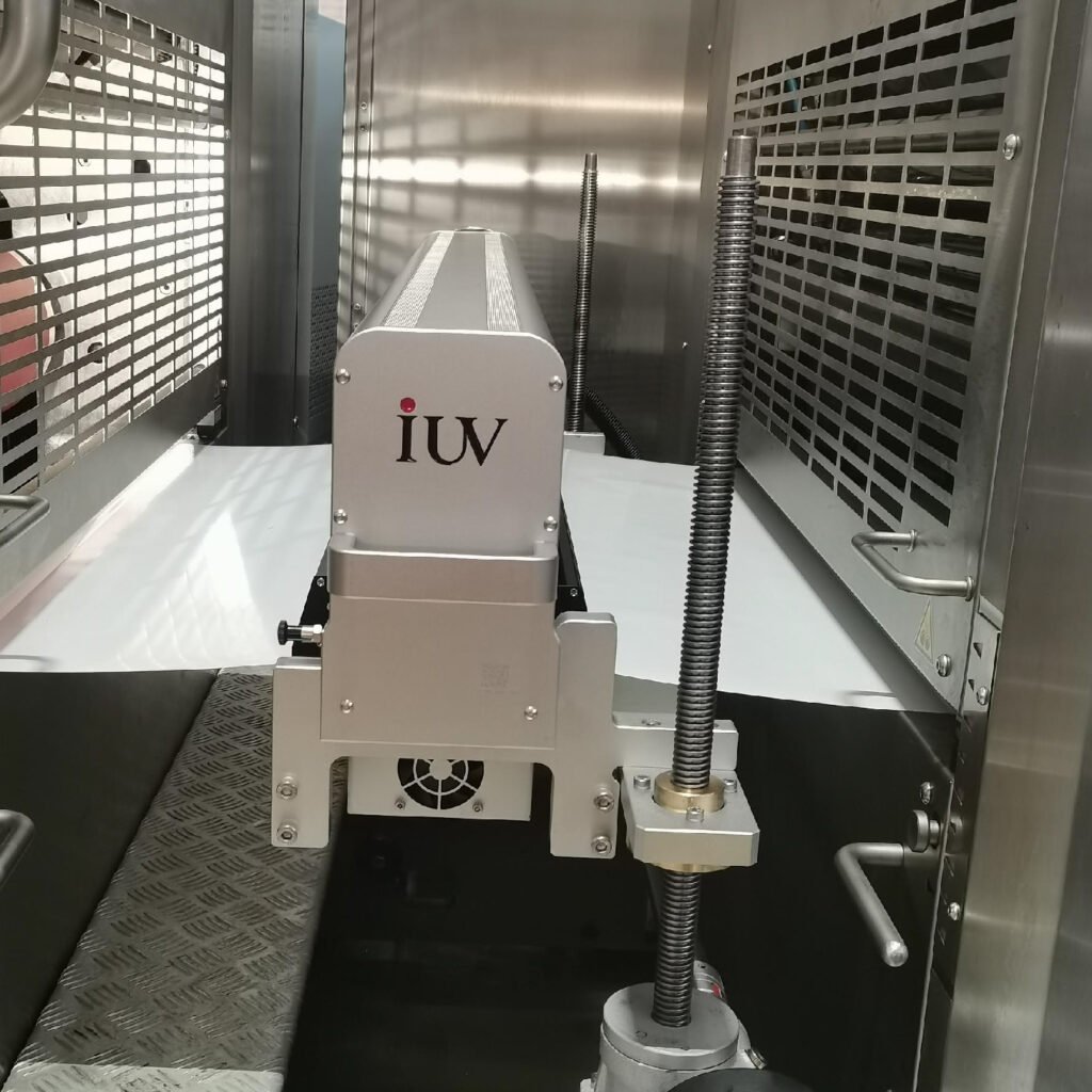 Automatyczne monitorowanie i kontrola energii UV w produkcji etykiet premium