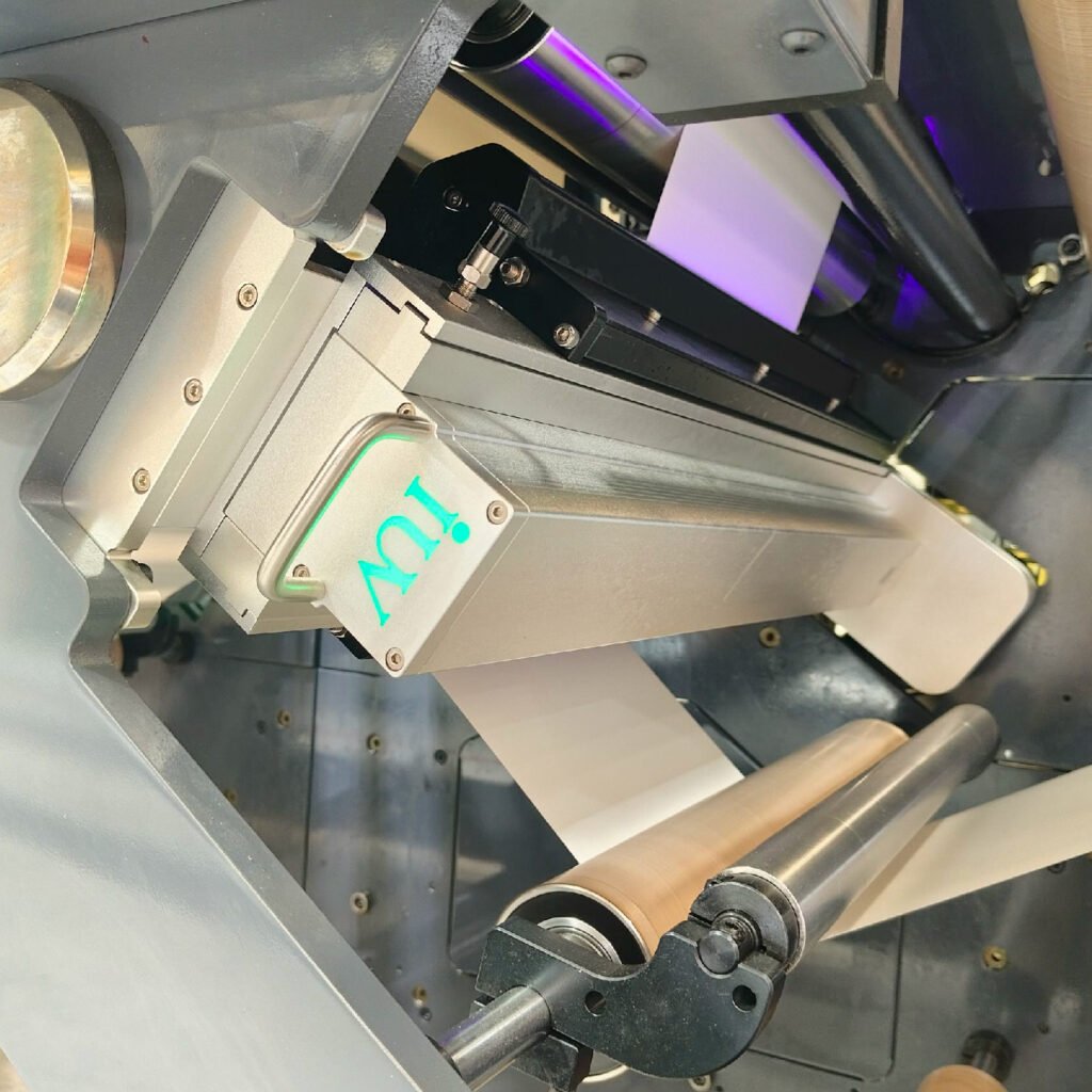 Automatyzacja procesów druku UV — nowa era precyzyjnej produkcji etykiet