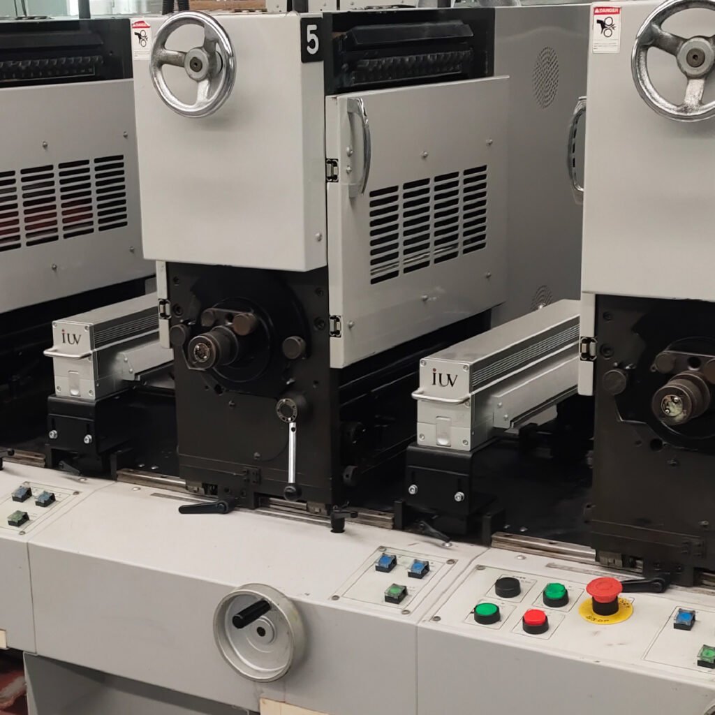 Dlaczego drukarnie etykiet przechodzą na technologię LED UV