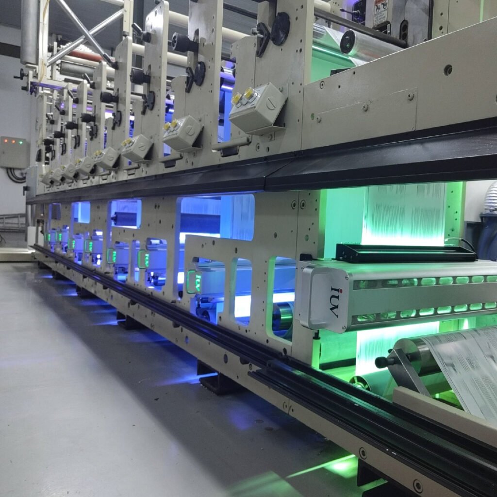 Integracja systemów LED UV o dużej intensywności z liniami drukującymi do etykiet — kluczowe korzyści