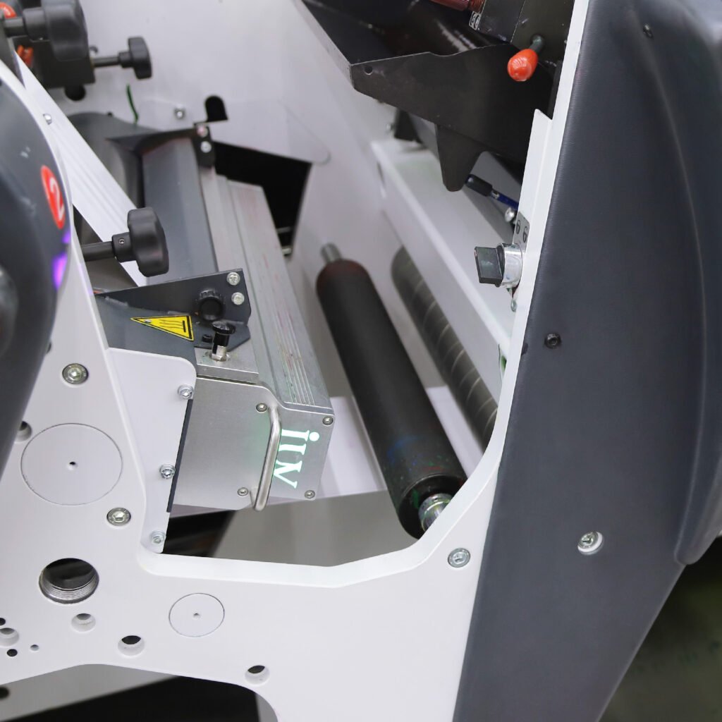 Jak LED UV poprawia przyczepność i połysk farb w druku etykietowym