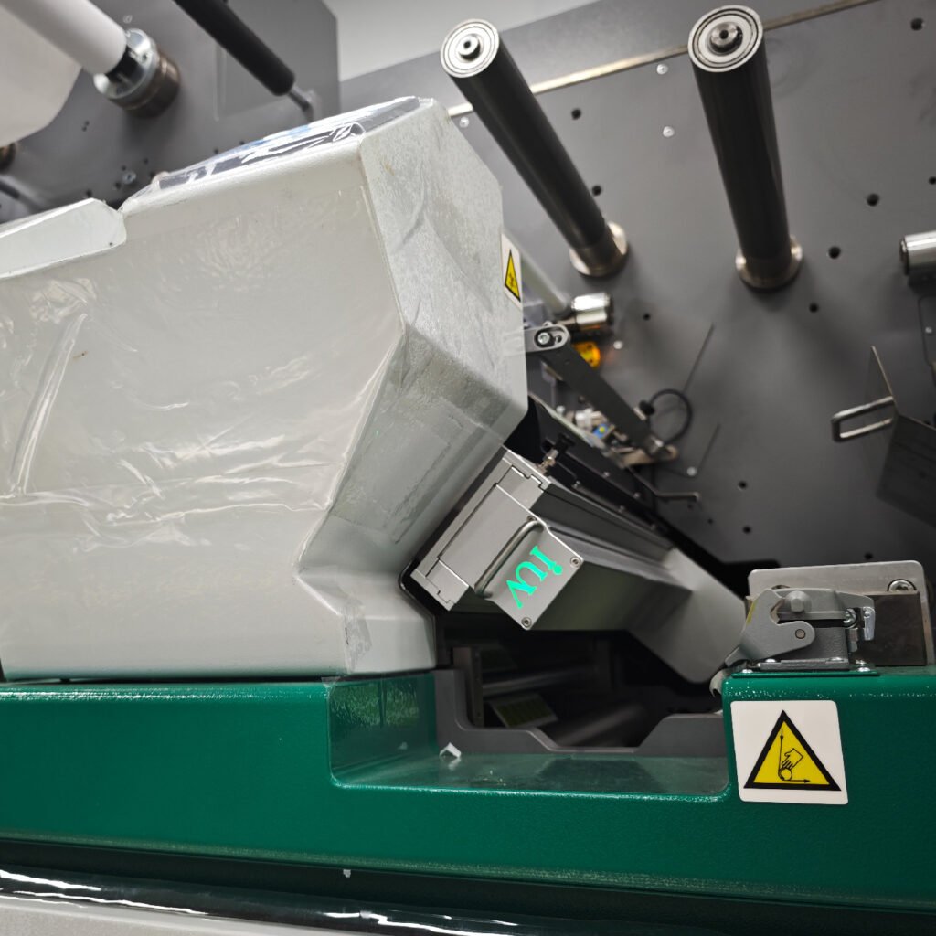 Jak Systemy LED UV wpływa na przyczepność i trwałość farb UV w druku etykietowym