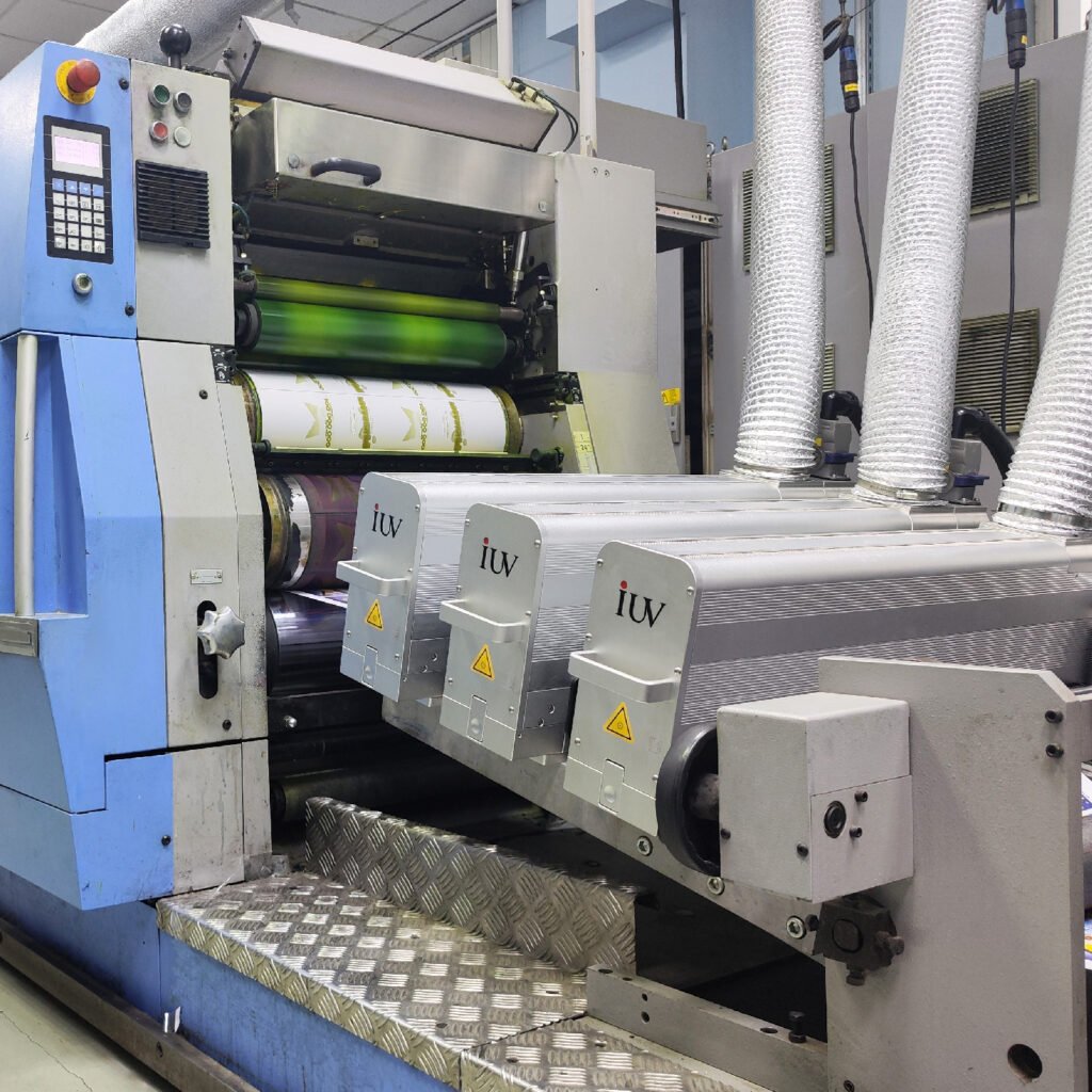 Jak systemy utwardzania LED UV zmieniają produkcję etykiet w druku wąskowstęgowym