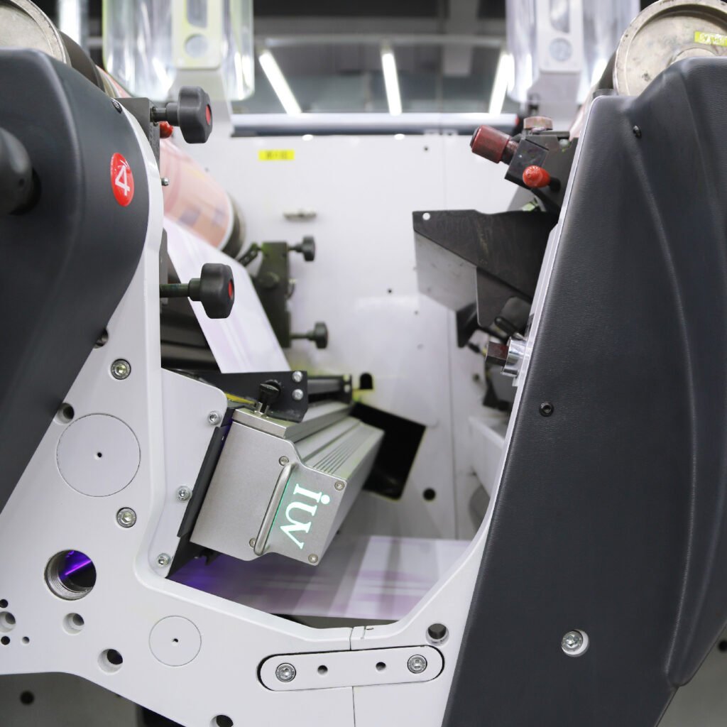 System utwardzania LED UV a stabilność kolorów w druku offsetowym