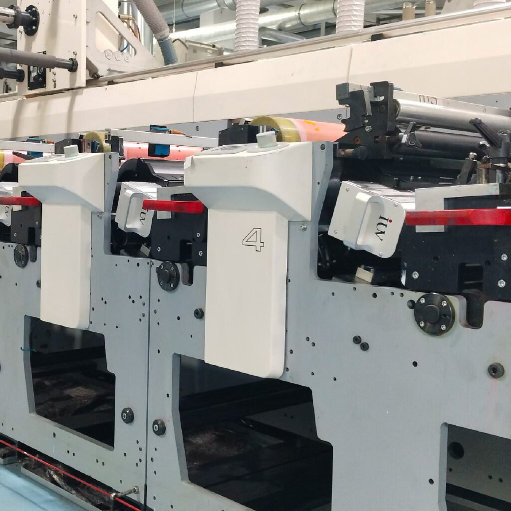 Systemy LED UV – szybkie, energooszczędne rozwiązania w druku fleksograficznym