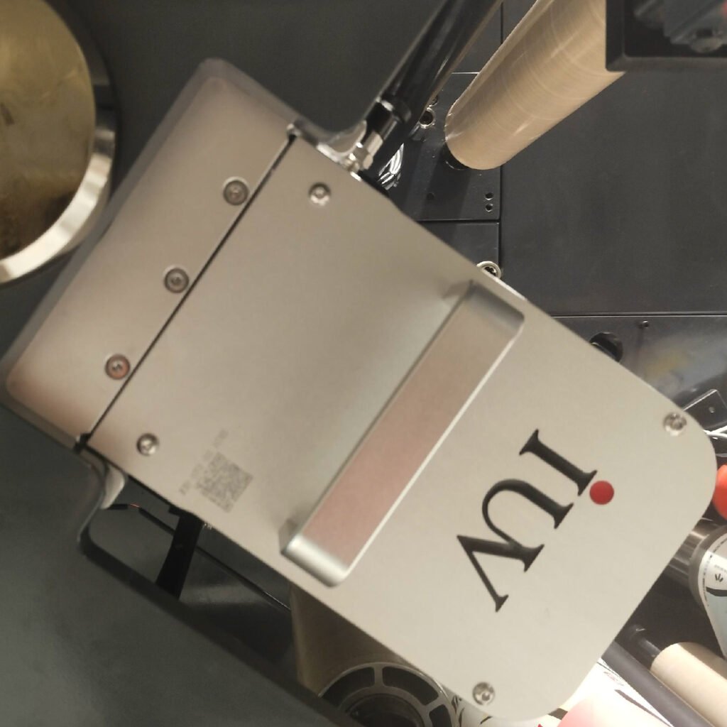 W jaki sposób automatyczne systemy UV poprawiają stabilność kolorystyczną w druku cyfrowym