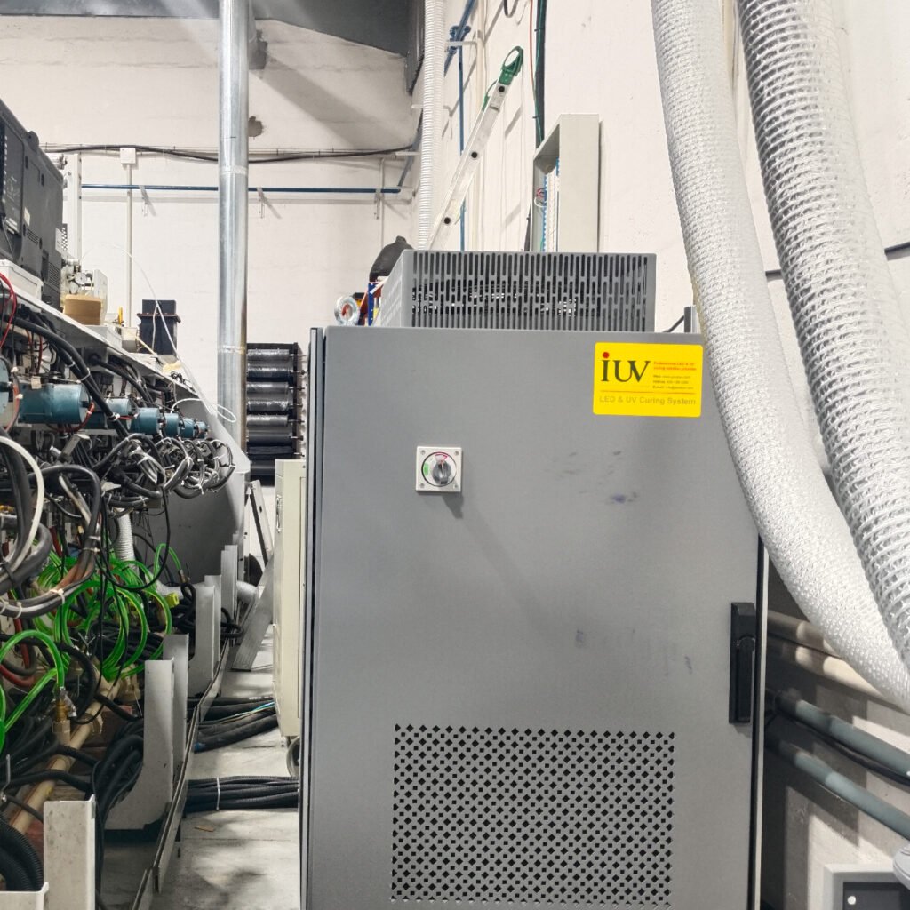 Zalety łączenia druku fleksograficznego i cyfrowego w produkcji etykiet wąskich