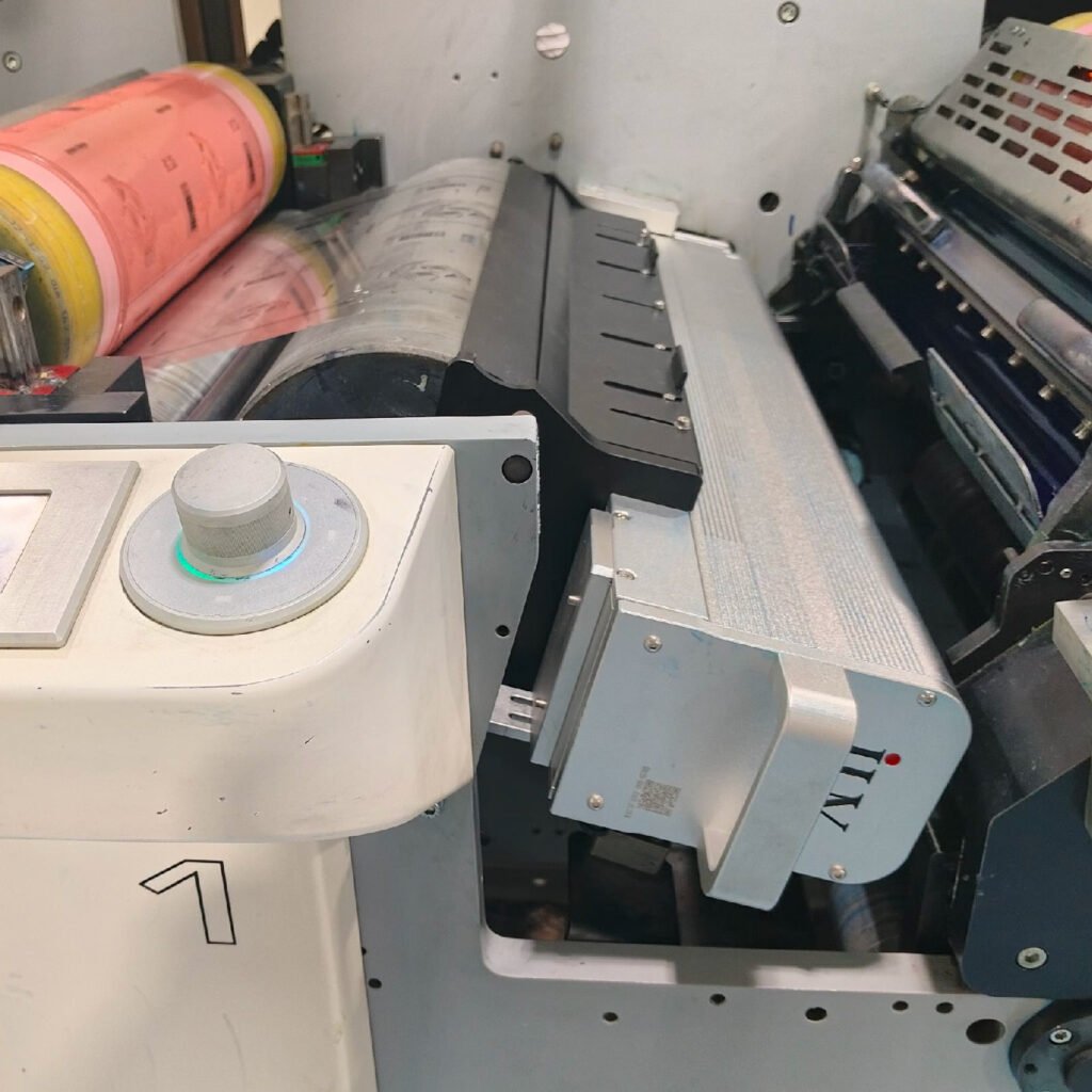 Zautomatyzowane systemy UV w produkcji etykiet — wyższa powtarzalność i stabilność procesu