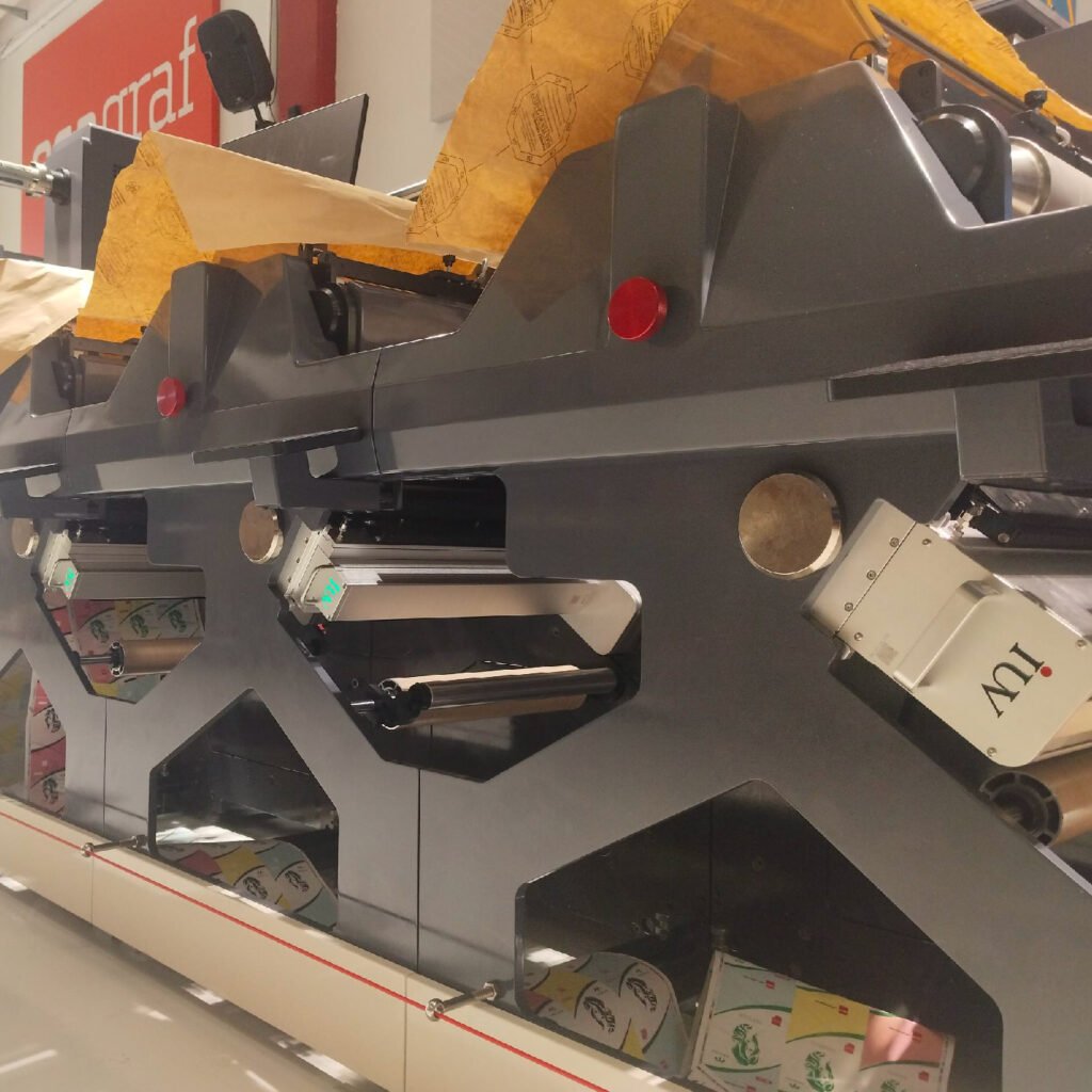 Efektywność technologii UV LED w wąskowstęgowych maszynach fleksograficznych – case study