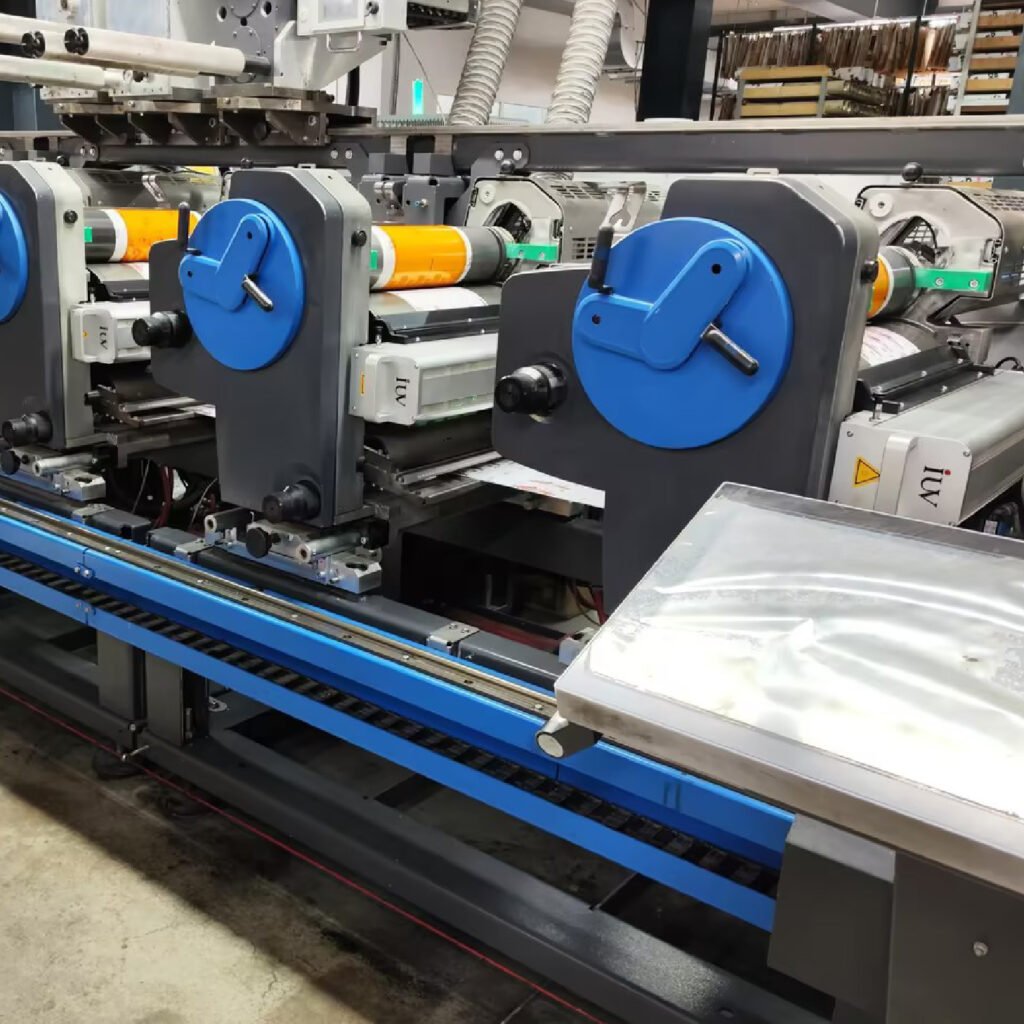 Jak narrow-web fleksografia LED poprawia kontrolę nad migracją farb w opakowaniach spożywczych