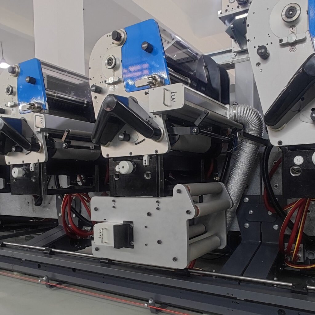 Modernizacja maszyn fleksograficznych na UV LED – przyszłość druku etykiet w wąskiej wstędze