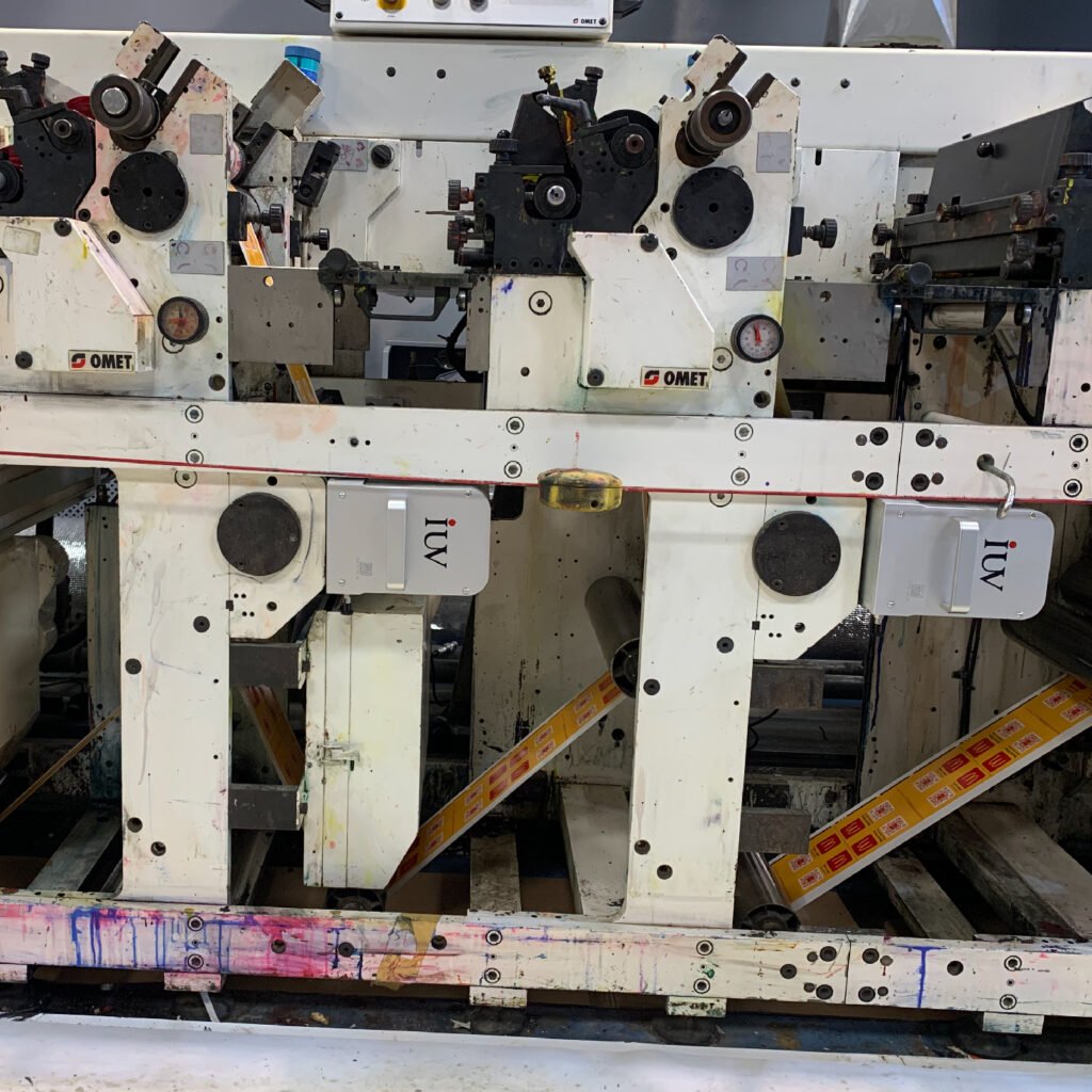 Wyzwania i rozwiązania w narrow-web LED fleksografii przy drukowaniu etykiet samoprzylepnych