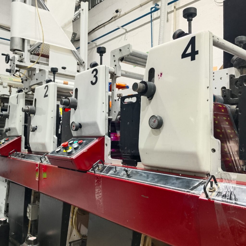 Zastosowanie UV LED w utwardzaniu farb wąskowstęgowych oszczędność energii i czasu