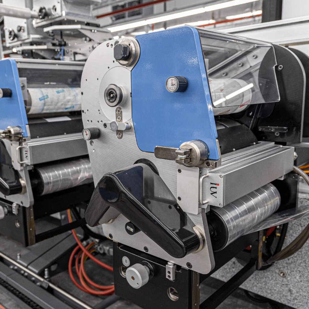 Montaż kaset LED UV Prosta instrukcja mocowania lamp na maszynie do etykiet.