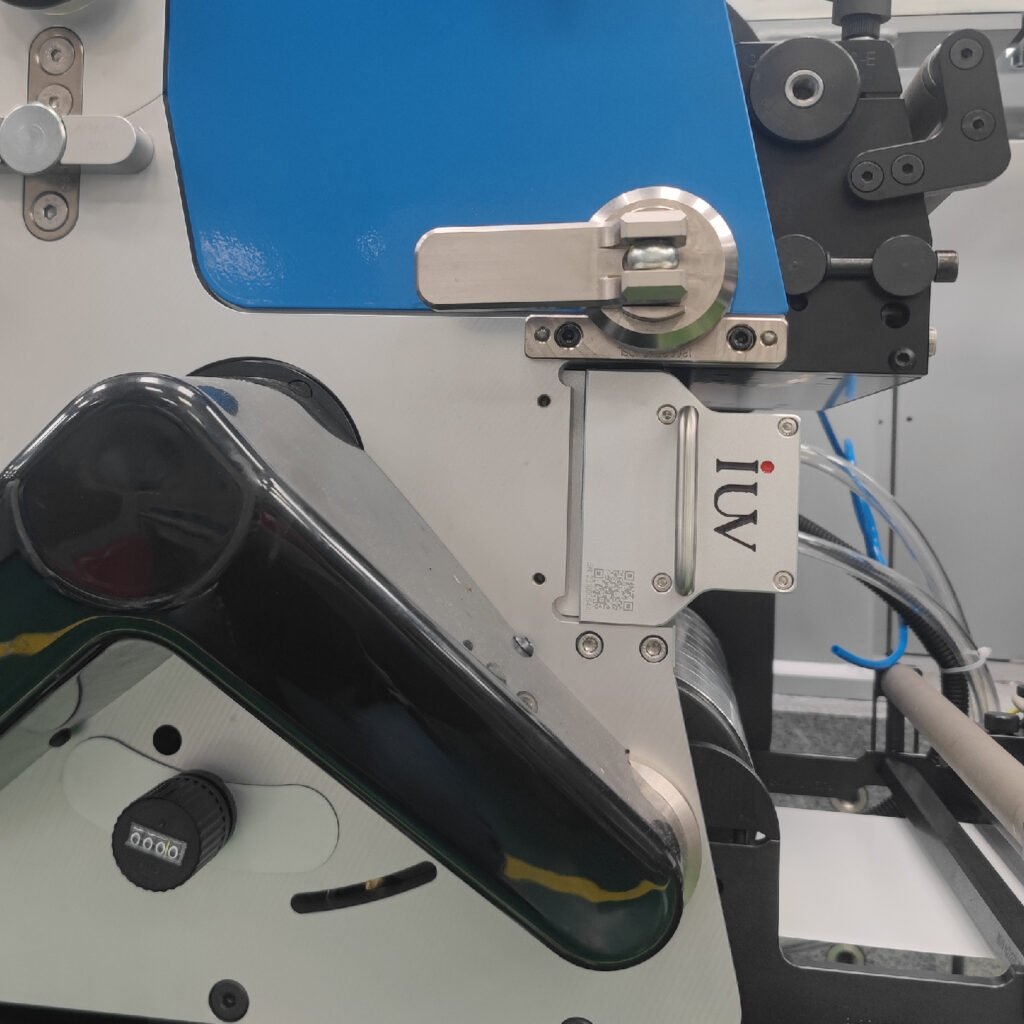 Jak systemy UV LED wpływają na jakość druku w technologii hybrid