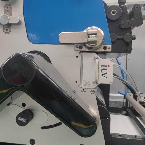 Jak systemy UV LED wpływają na jakość druku w technologii hybrid