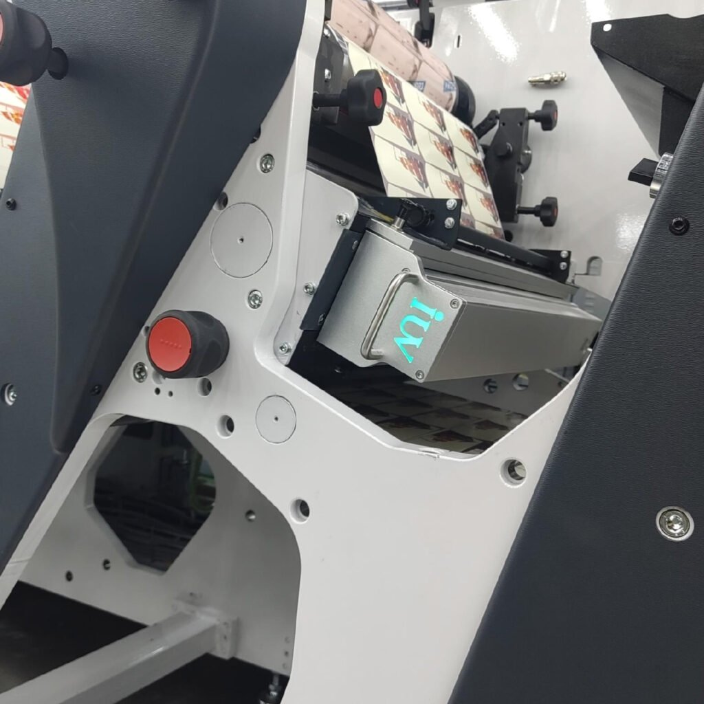 Integracja systemów LED UV z hybrydowymi maszynami offsetowo-fleksograficznymi w produkcji etykiet wielowarstwowych