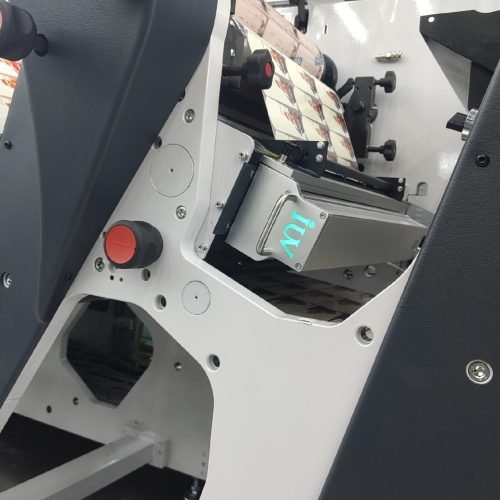 Integracja systemów LED UV z hybrydowymi maszynami offsetowo-fleksograficznymi w produkcji etykiet wielowarstwowych