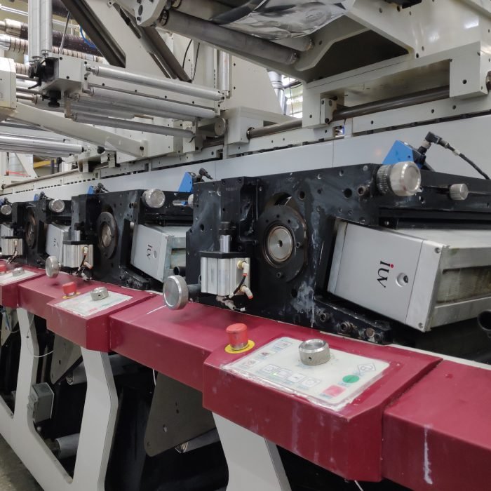 Druk fleksograficzny LED UV a tradycyjne systemy rtęciowe – porównanie wydajności i kosztów