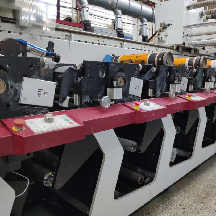 Druk offsetowy LED UV w druku wąskowstęgowym – innowacja dla etykiet premium