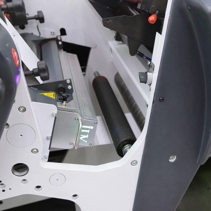 Jak LED UV poprawia przyczepność i połysk farb w druku etykietowym