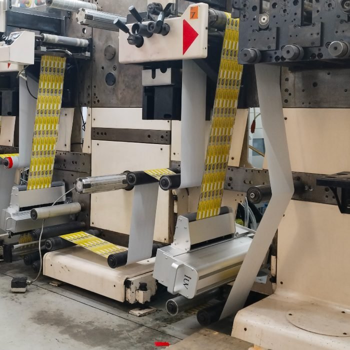 Jak systemy utwardzania UV wpływają na stabilność kolorów w druku fleksograficznym