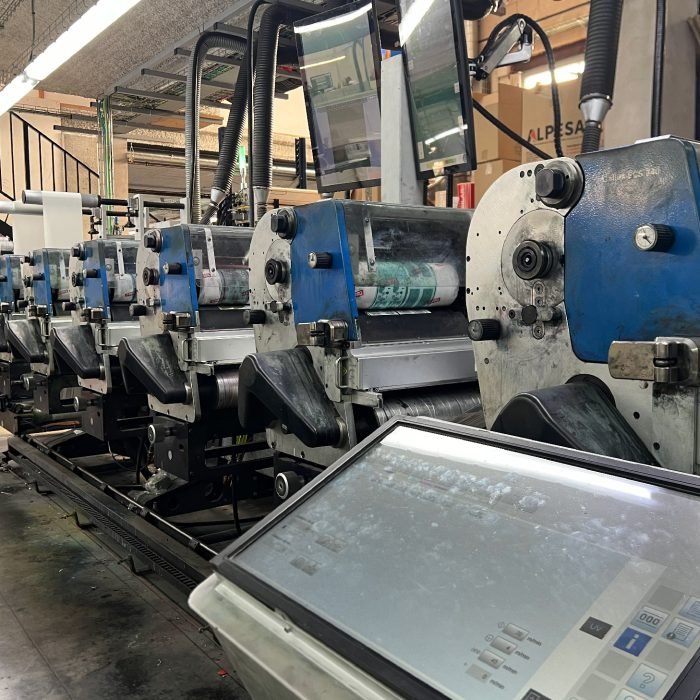 Nowoczesne utwardzanie LED UV w produkcji etykiet opakowaniowych – efektywność i precyzja