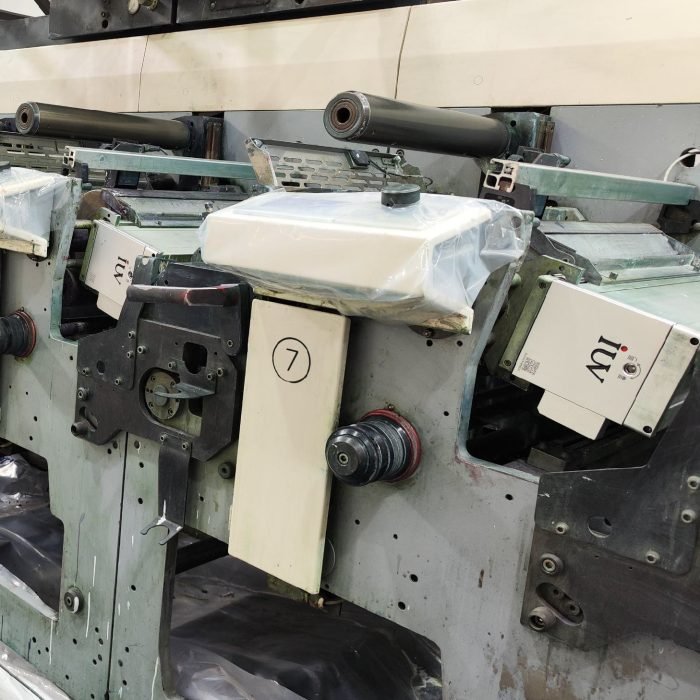 Nowoczesny system utwardzania UV w druku etykiet samoprzylepnych