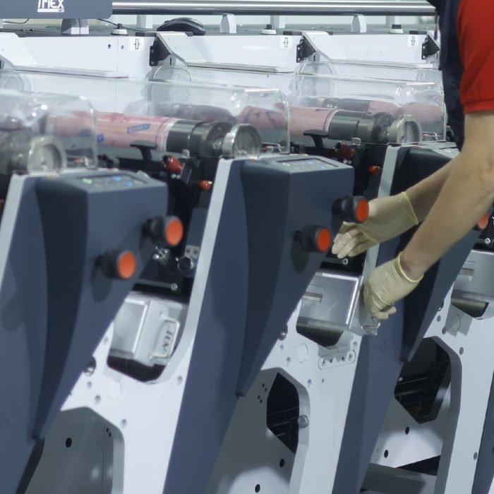 Przewaga systemów utwardzania LED w produkcji etykiet samoprzylepnych – oszczędności i wydajność