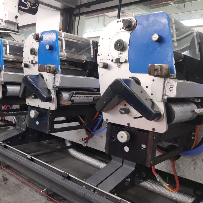 Systemy LED UV w druku fleksograficznym – jak dobrać idealne rozwiązanie dla swojej linii produkcyjnej