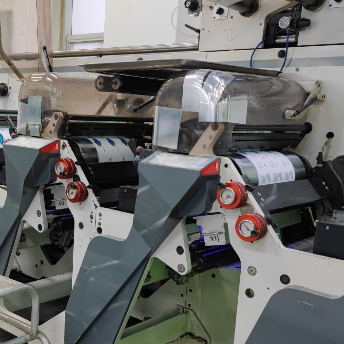 Systemy utwardzania LED w druku przemysłowym – klucz do większej produktywności