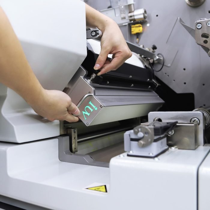 Systemy utwardzania UV w offsetowym druku opakowań – precyzja i stabilność kolorów